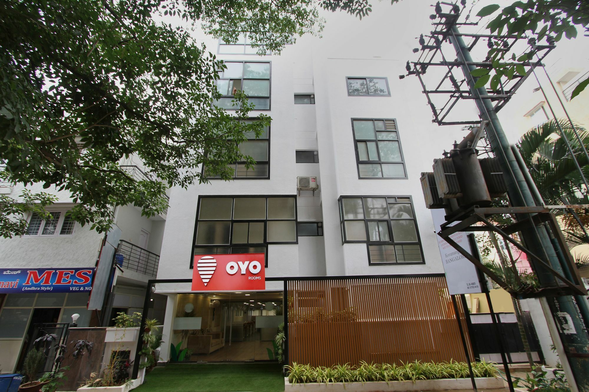 Capital O 5379 The Roy Grand Inns Bangalore Exterior photo
