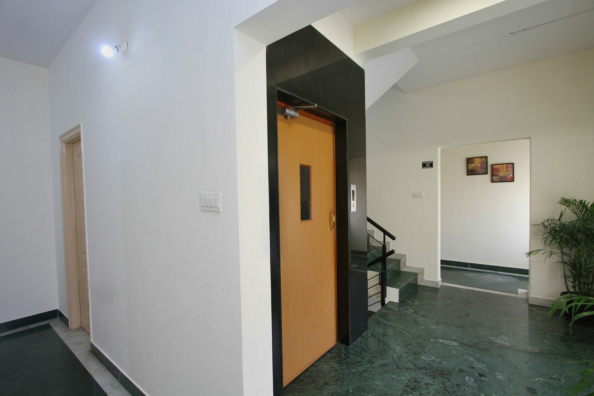 Capital O 5379 The Roy Grand Inns Bangalore Exterior photo