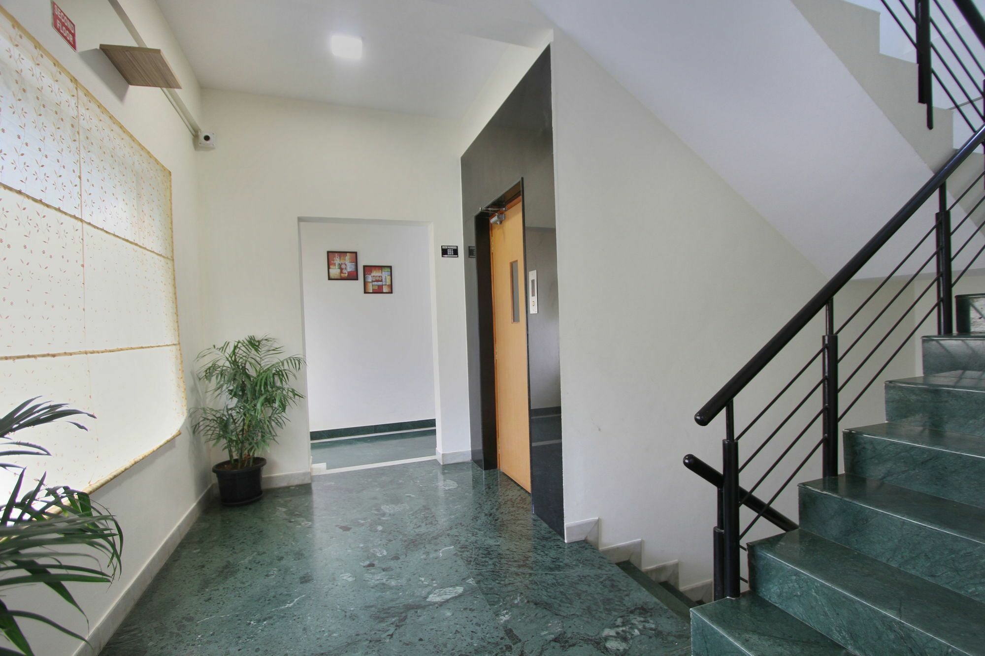Capital O 5379 The Roy Grand Inns Bangalore Exterior photo